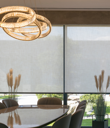 Cortinas e persianas sob medida instaladas pela Revestlar em Salvador