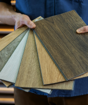 Instalação de piso vinílico pela Revestlar em Salvador